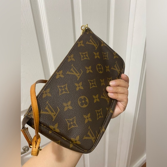 Aunthentic ❌sold on my fbpageLUXONLINECANADA - Picture 3 of 17